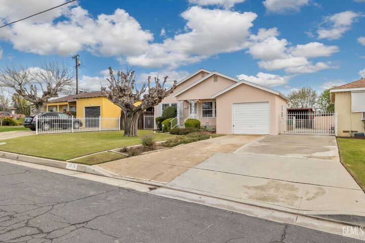 Property Photo: 2416 Barnett Street CA 93308