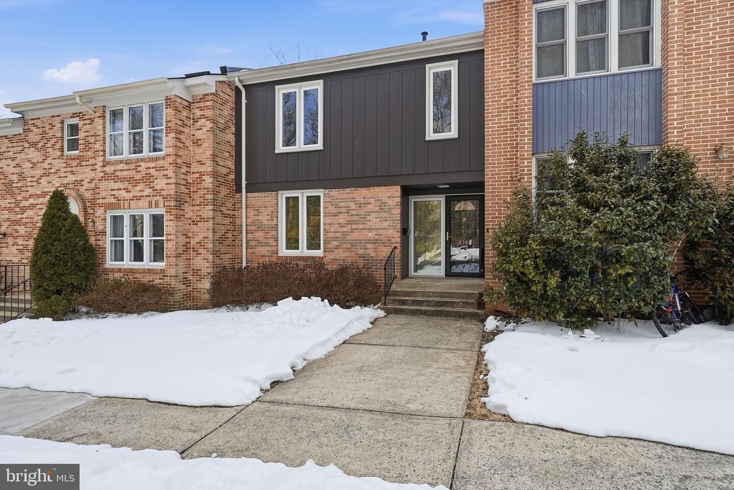 Property Photo: 8309 Highcliffe Court VA 22003