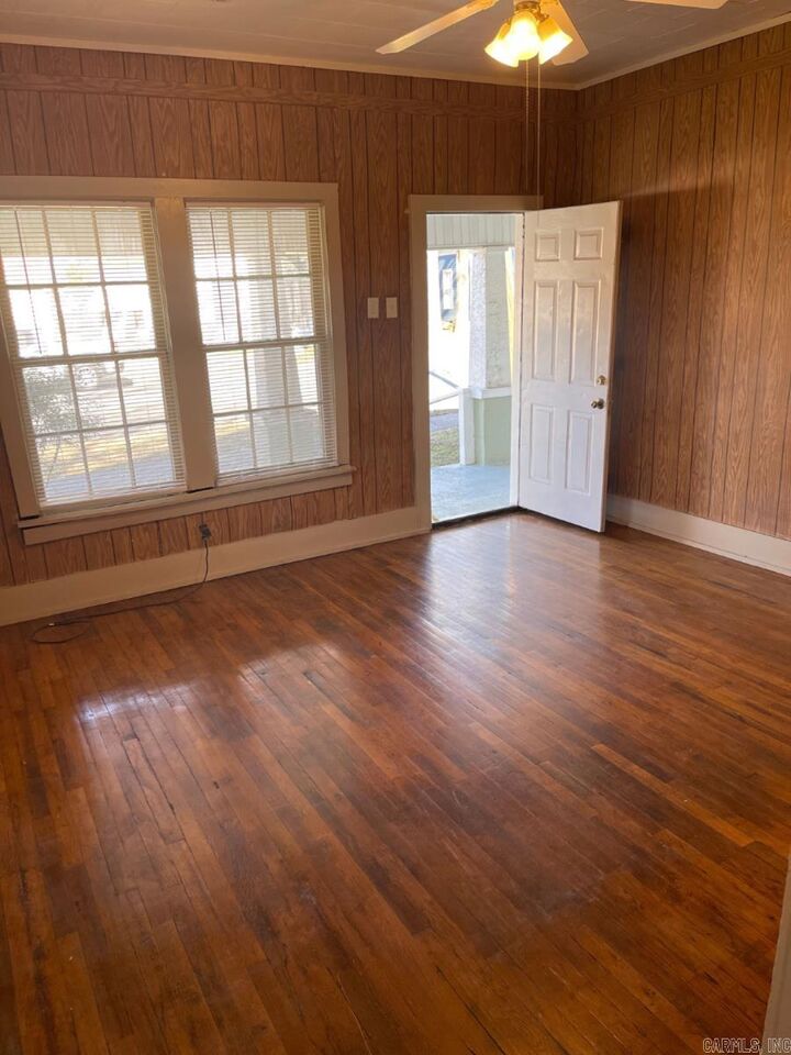 Property Photo: 402 W Sevier St AR 72019