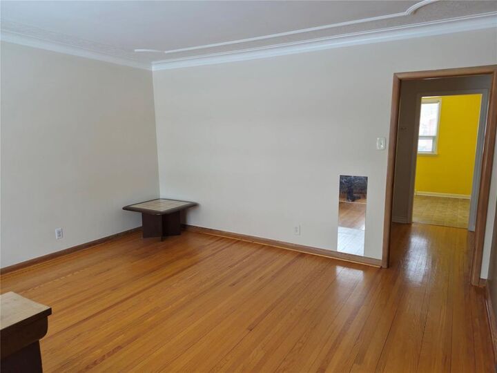 Property Photo:  807 Madeline Street  MB R2J 1P3 