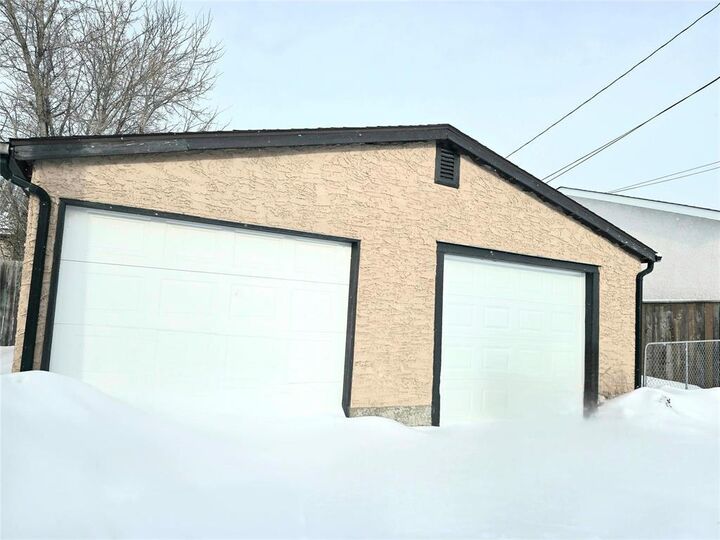 Property Photo:  670 Lansdowne Avenue  MB R2W 0J1 