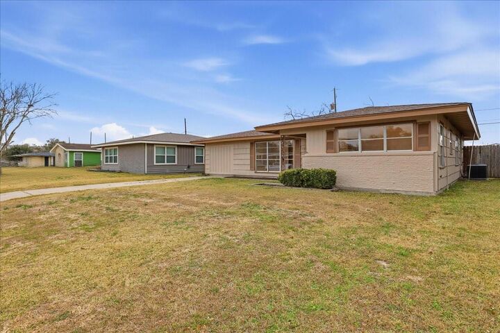 Property Photo: 1520 Longhorn Avenue TX 77630