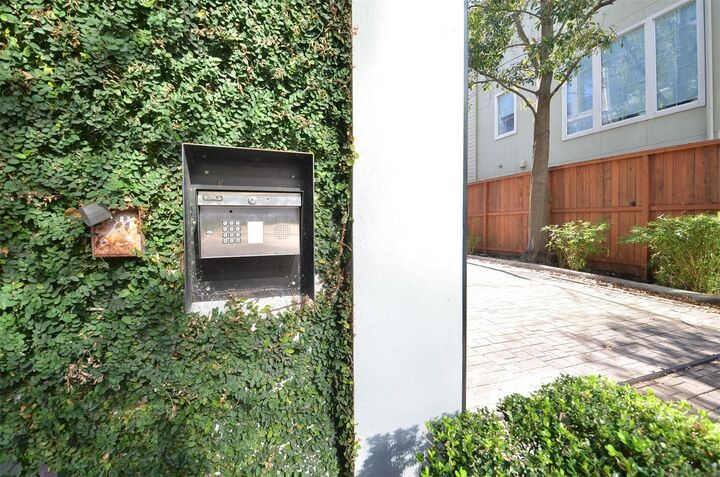 Property Photo:  1818 Binz Street E  TX 77004 