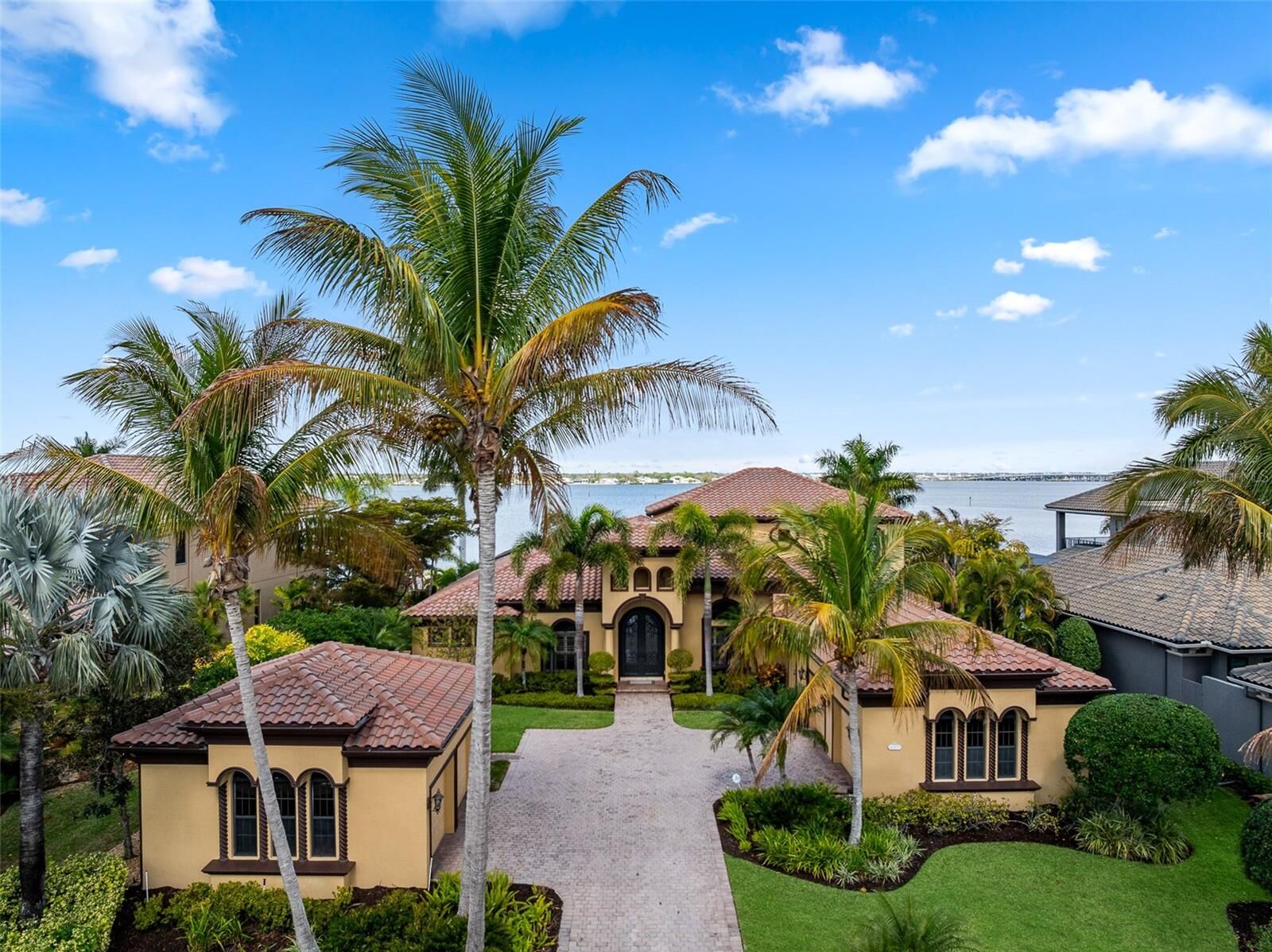 Property Photo: 4003 Hawk Island Drive FL 34208