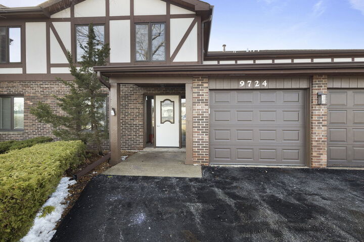 Property Photo:  9724 W Creek Road E2  IL 60464 