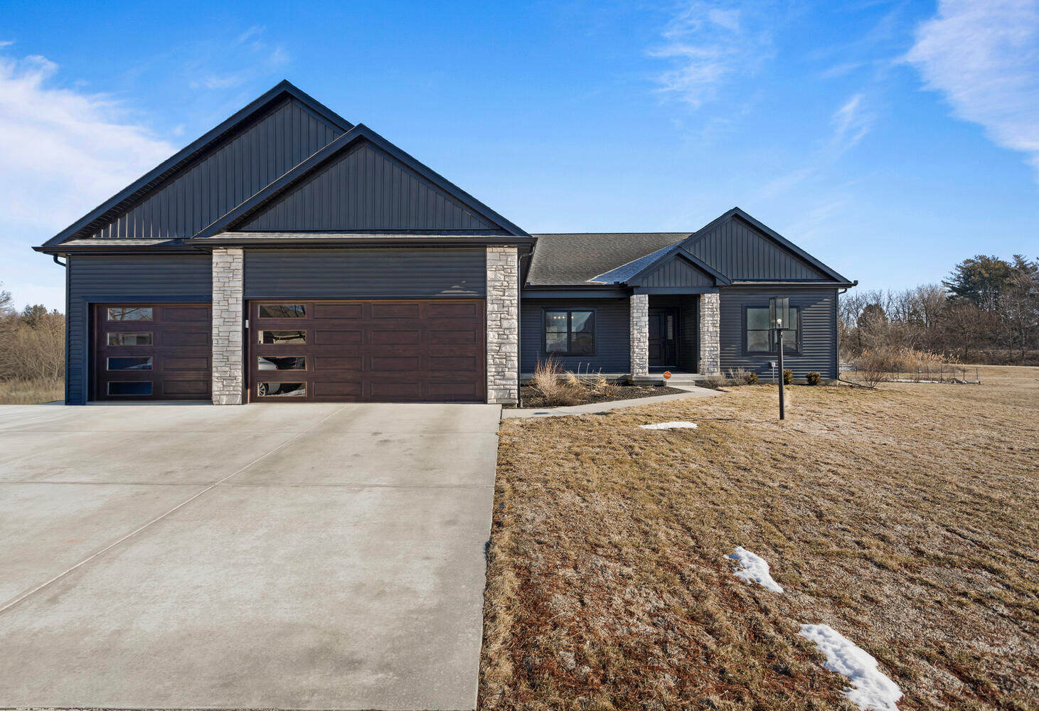 Property Photo: 606 N Beacon Hill Circle IL 61802