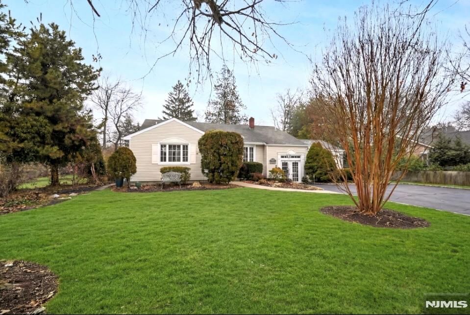 Property Photo:  199 Honeysuckle Drive  NJ 07676 