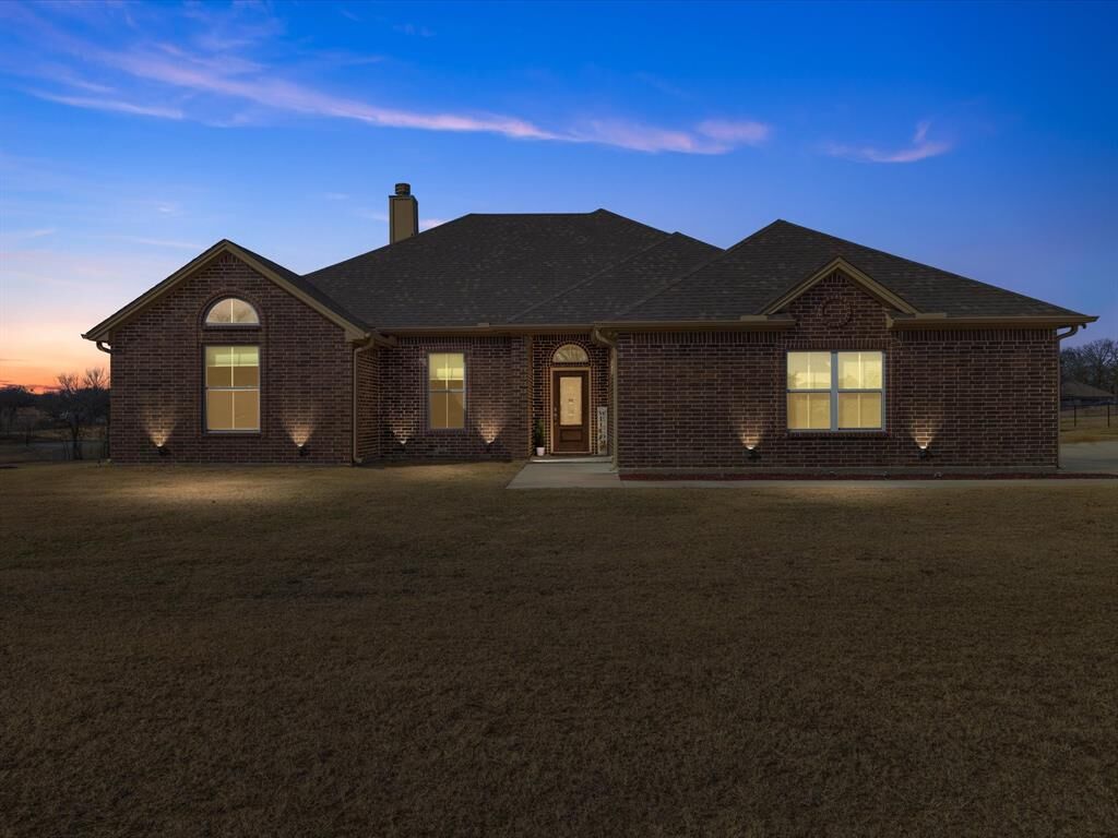 Property Photo: 3021 Alvin Court TX 76031