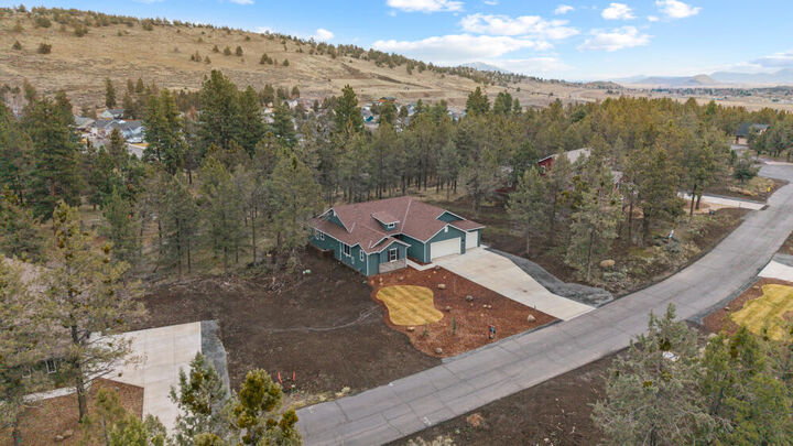 Property Photo: 1211 Vine Maple Drive OR 97601