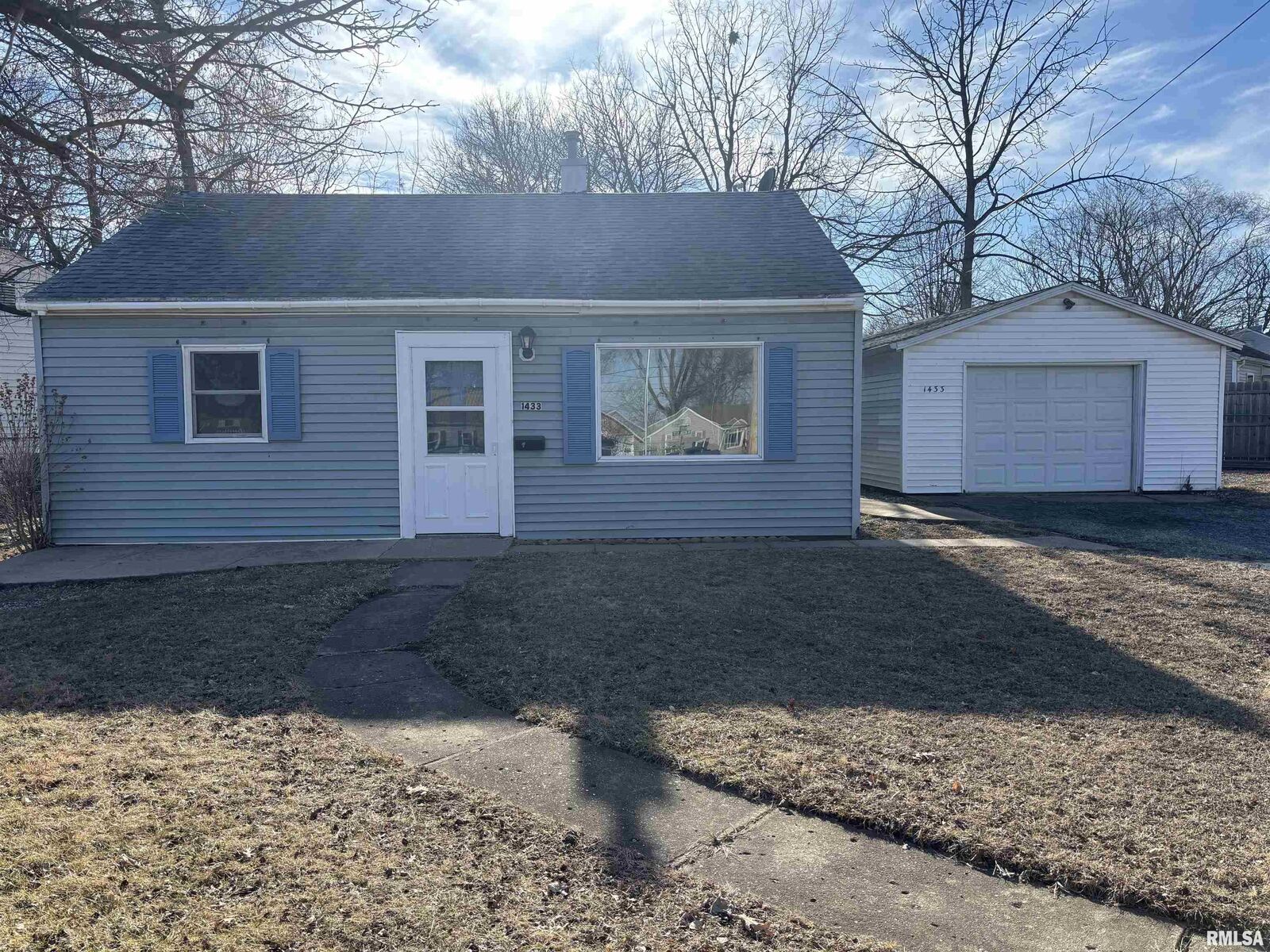 Property Photo:  1433 N 5th Street  IL 61523 