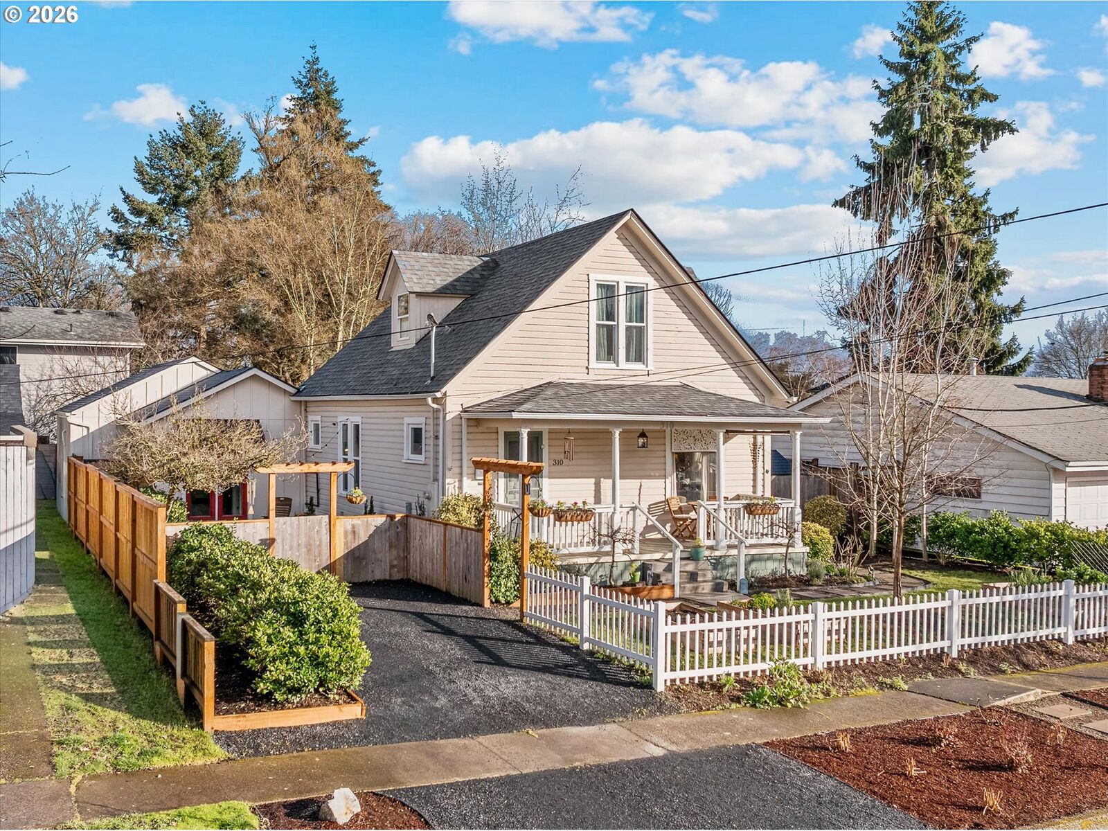 Property Photo:  310 N School St  OR 97132 