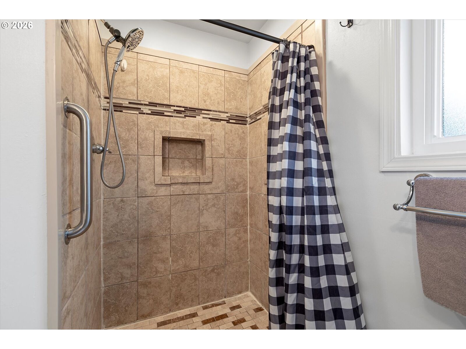 Property Photo:  1704 N Meridian St  OR 97132 