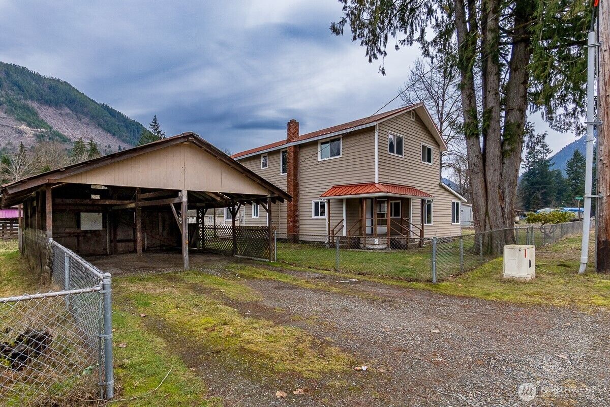 Property Photo: 810 Montague Ave Avenue WA 98241