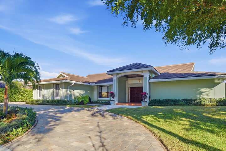 Property Photo: 2308 Embassy Drive FL 33401