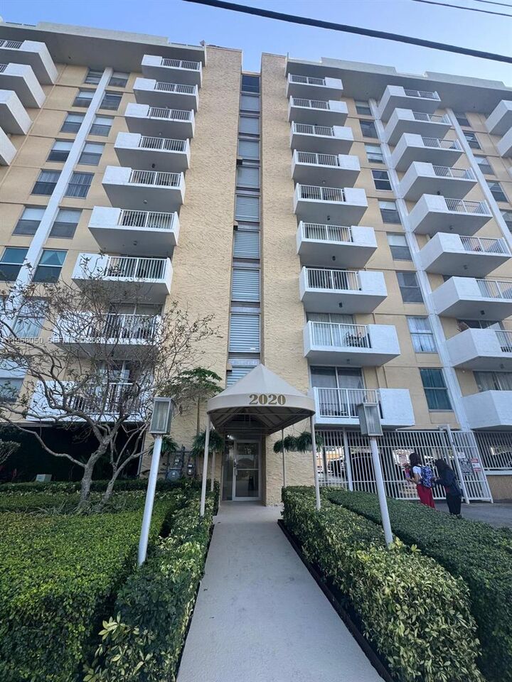 Property Photo:  2020 NE 135th St 811  FL 33181 