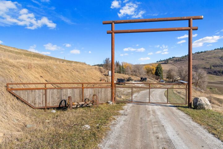 Property Photo:  2694 Bridgeman-Rettinger Rd  WA 99141 