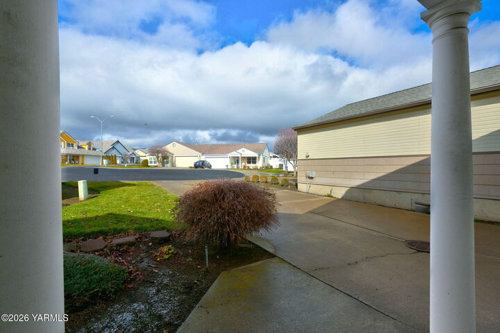 Property Photo:  4934 Apple Blossom Ct  WA 98908 