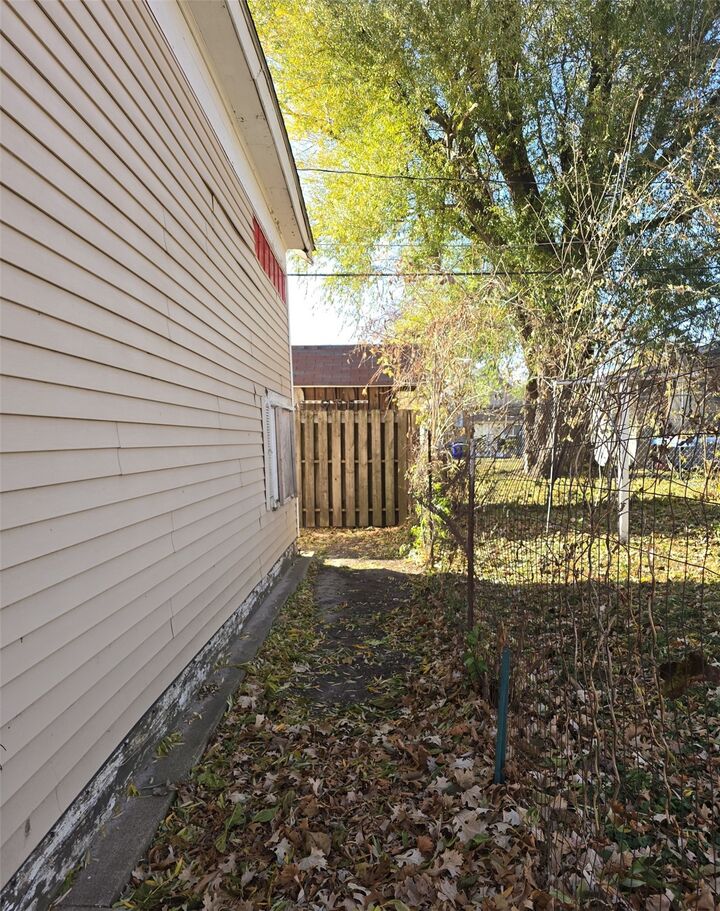 Property Photo:  923 Oakland Road NE  IA 52402 