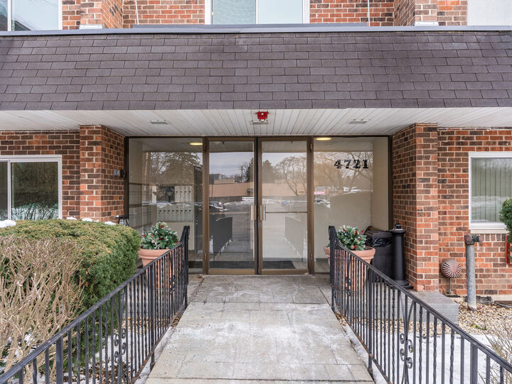 Property Photo: 4721 Saint Joseph Creek Road 5F IL 60532