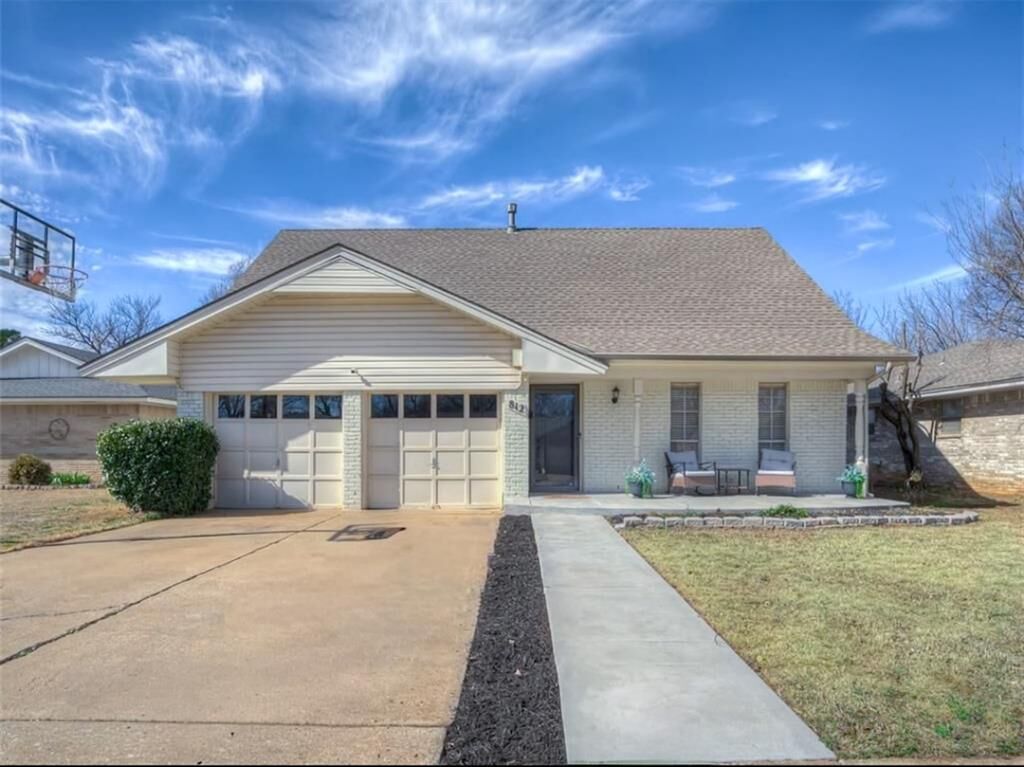 Property Photo: 812 E Annie Court OK 73069