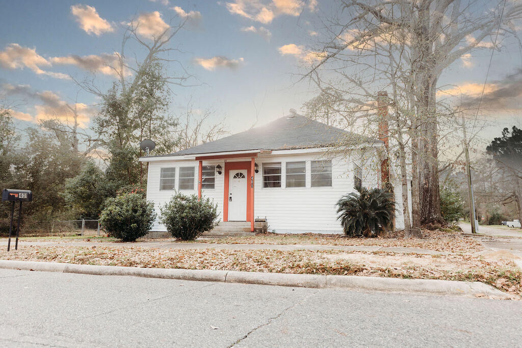 Property Photo:  401 Bon Ami  LA 70634 