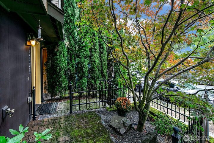 Property Photo:  2508 E Yesler Way A  WA 98122 