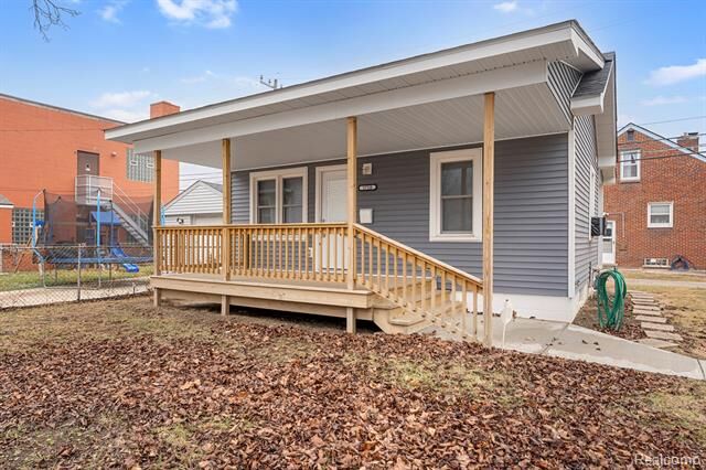 Property Photo:  1710 Fort Park Boulevard  MI 48146 