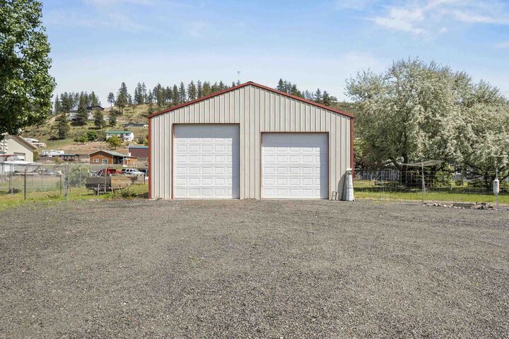 Property Photo: 42010 Quail Run N Rd WA 99122
