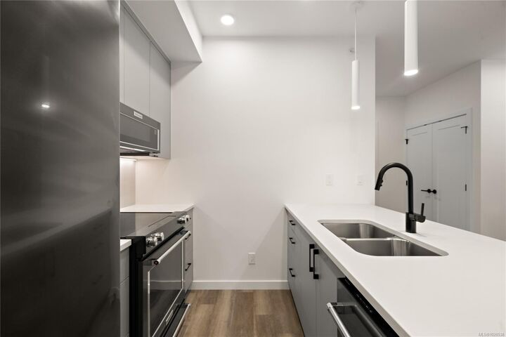 Photo de la propriété: 610 Lampson St 305 BC V9A 0L4