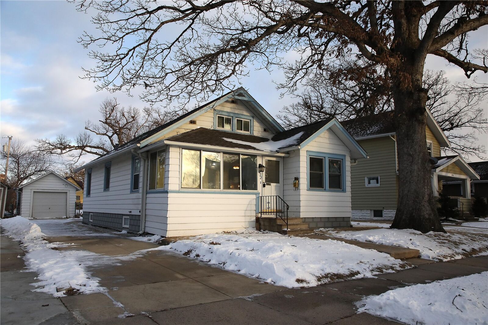 Property Photo:  832 Daniels Street NE  IA 52402 