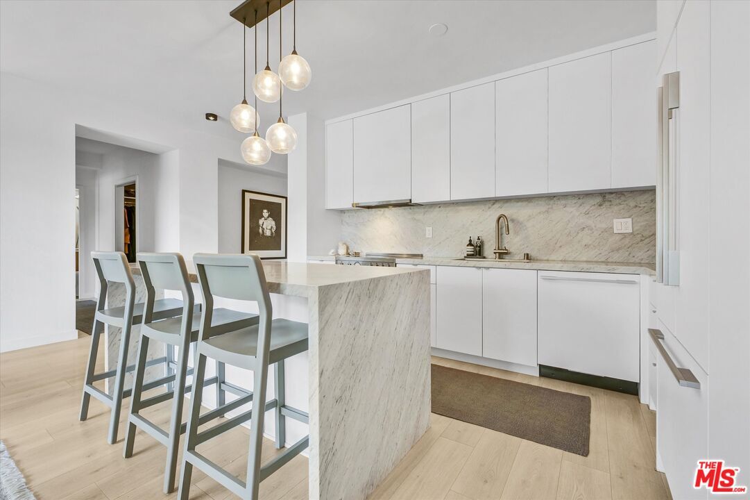 Property Photo:  999 N Doheny Dr  CA 90069 