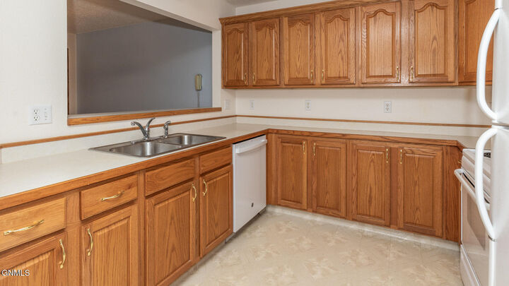 Property Photo:  1306 4th Street 102  ND 58501 