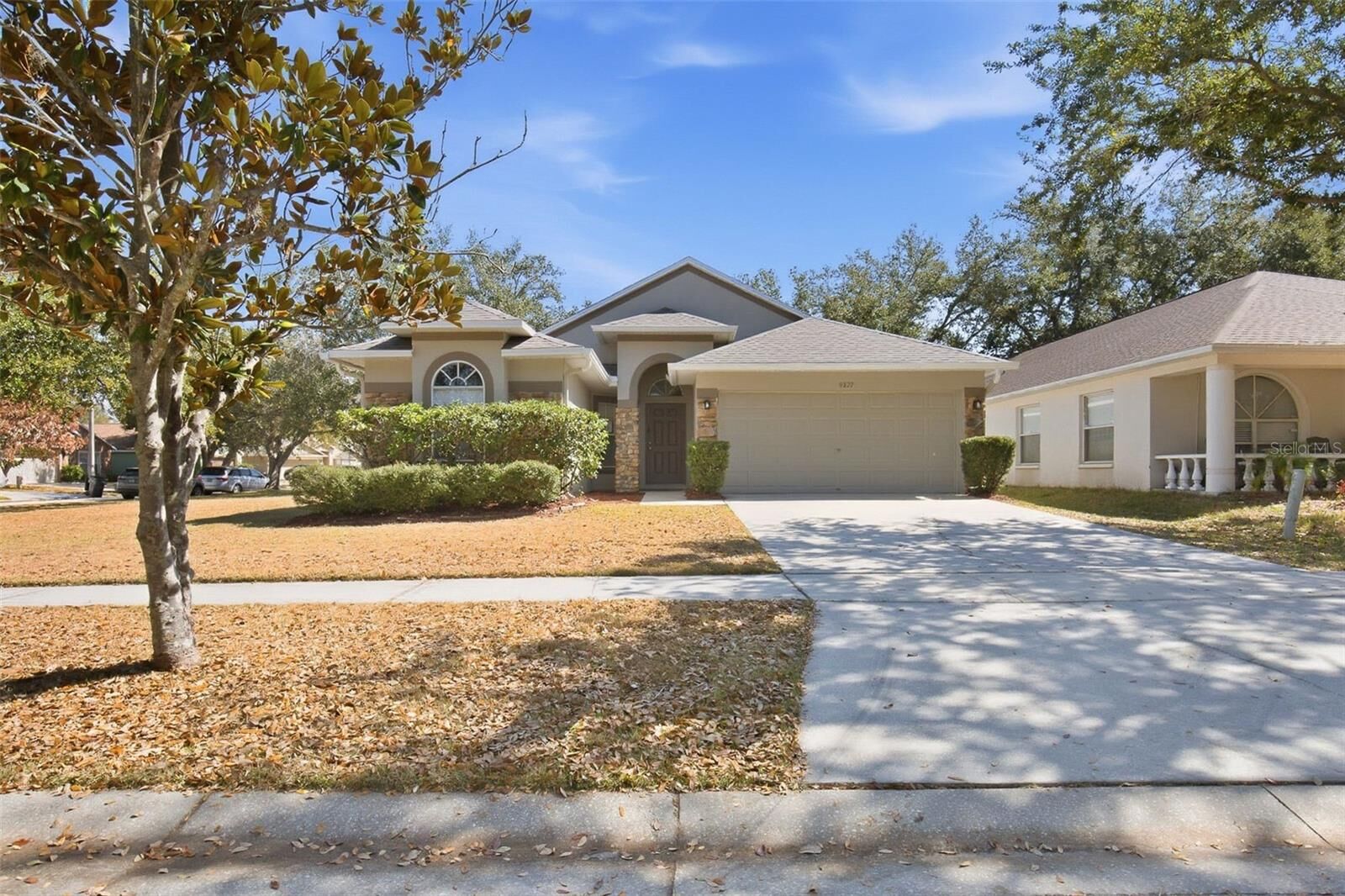 Property Photo:  9827 White Barn Way  FL 33569 