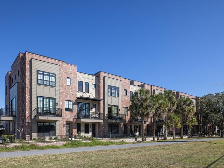 Property Photo:  64 N Park Avenue  FL 34787 