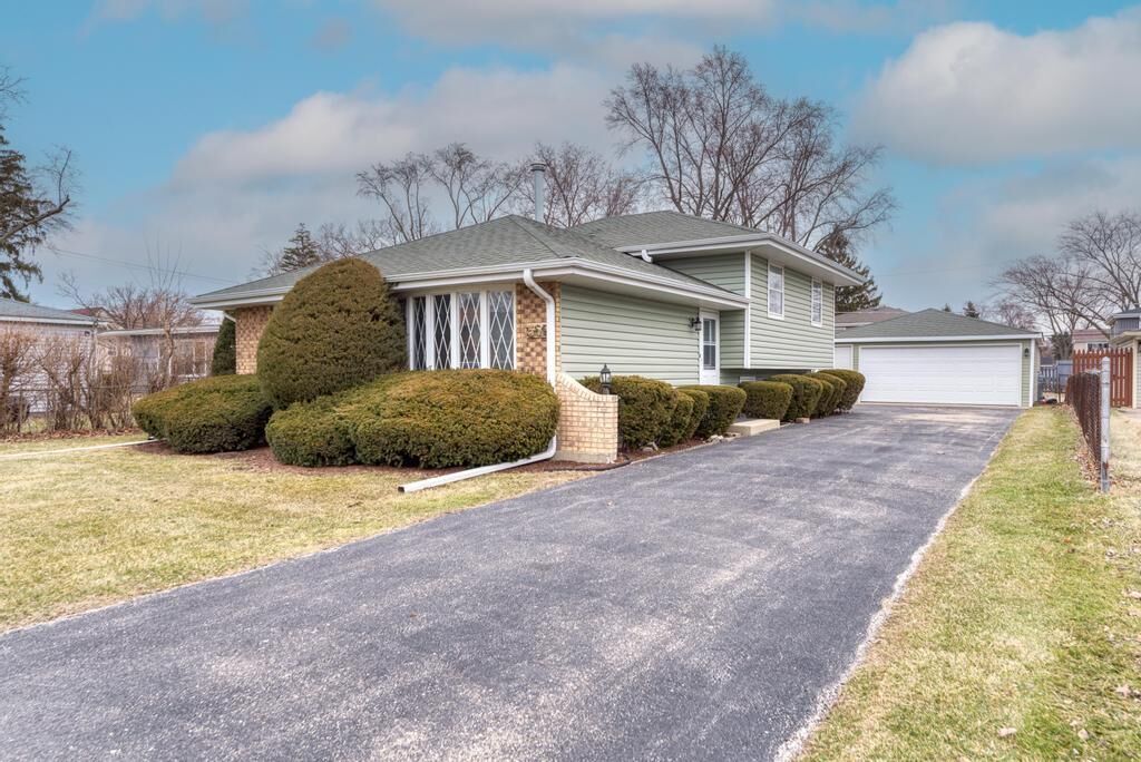 Property Photo:  551 N Vista Avenue  IL 60148 