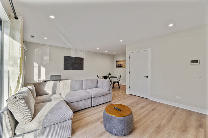 Property Photo:  7109 N Western Avenue 2N  IL 60645 