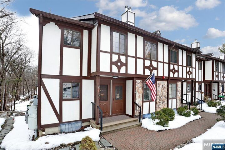 Property Photo:  302 Mark Twain Way 302  NJ 07430 