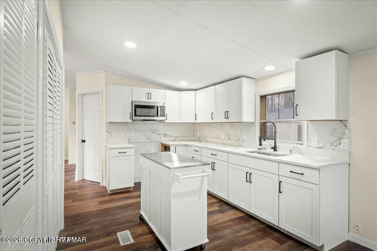 Property Photo:  2549 Lynnwood Drive  PA 18302 