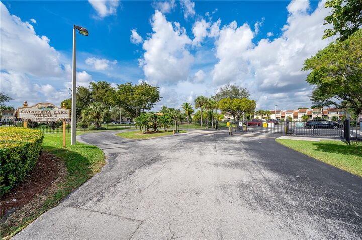 Property Photo:  14271 Kendale Lakes Cir  FL 33183 