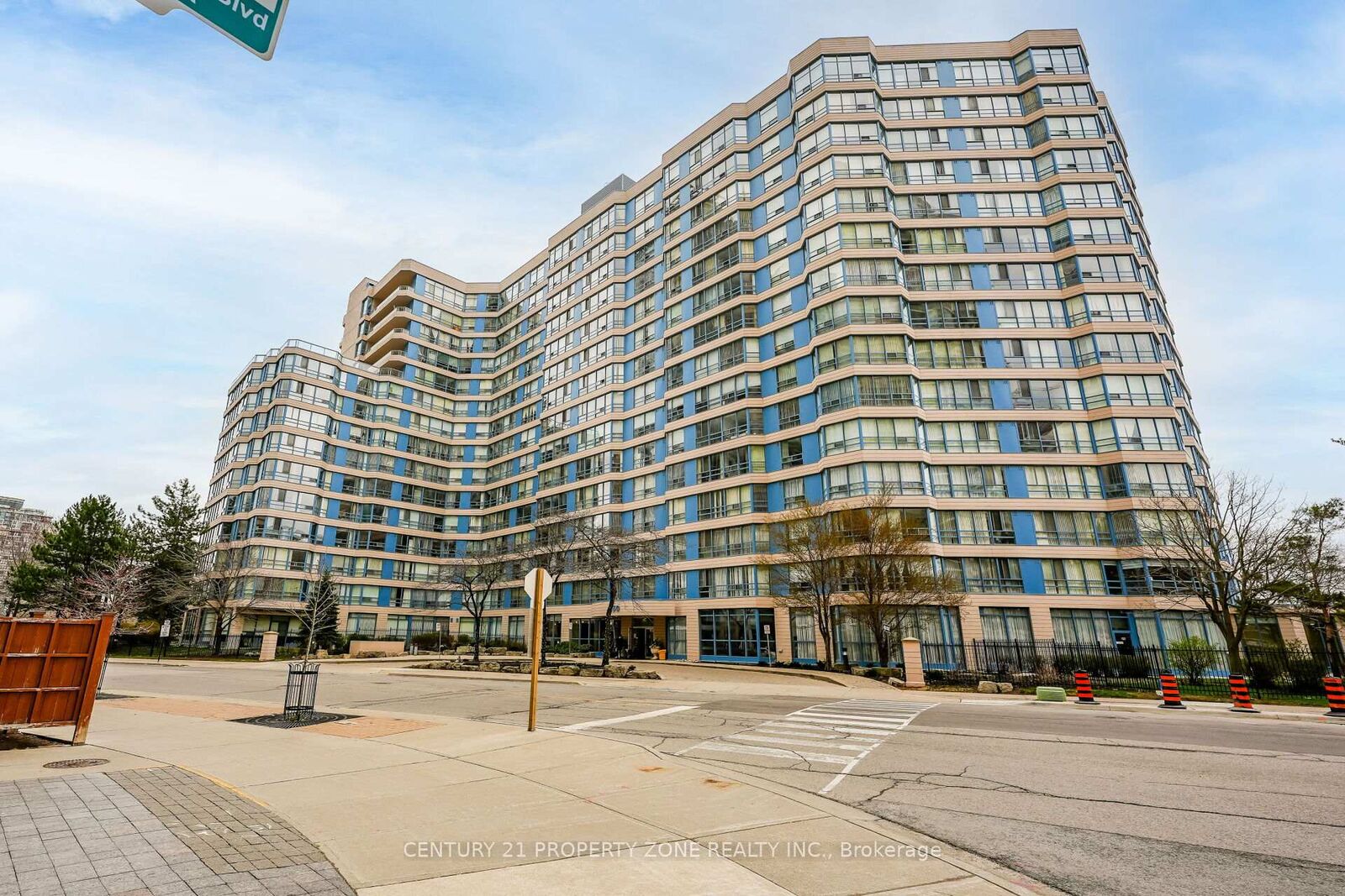 Property Photo: 250 Webb Drive 318 ON L5B 3Z4