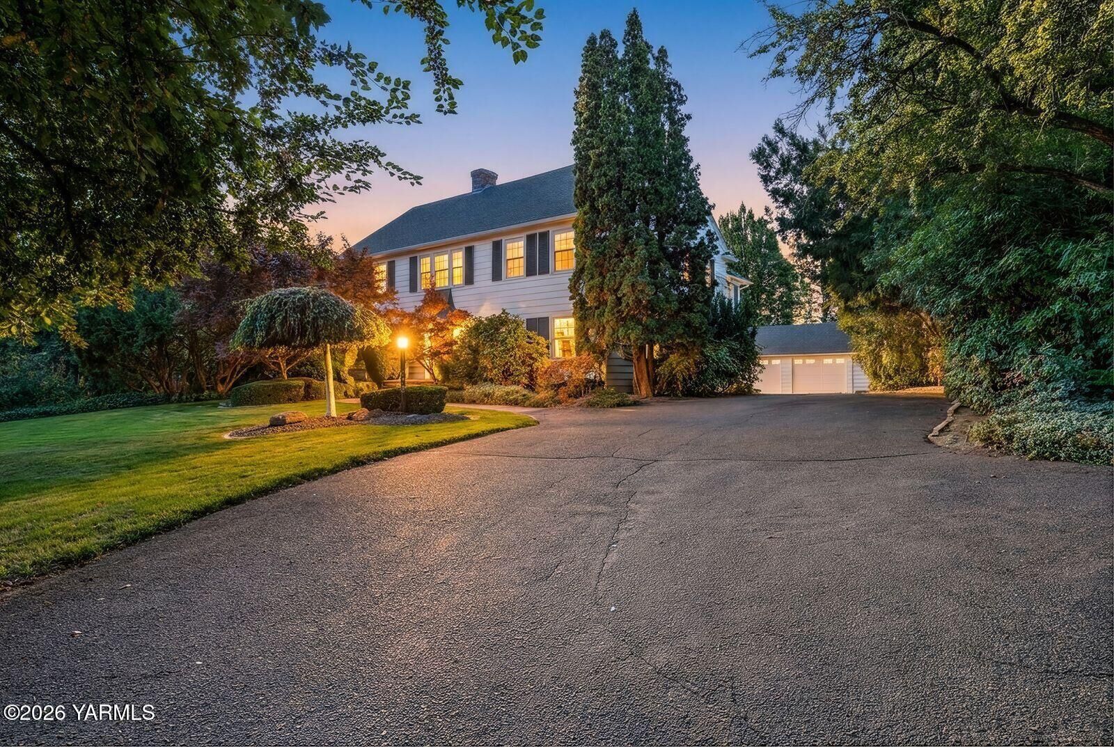 Property Photo:  610 S 32nd Ave  WA 98902 