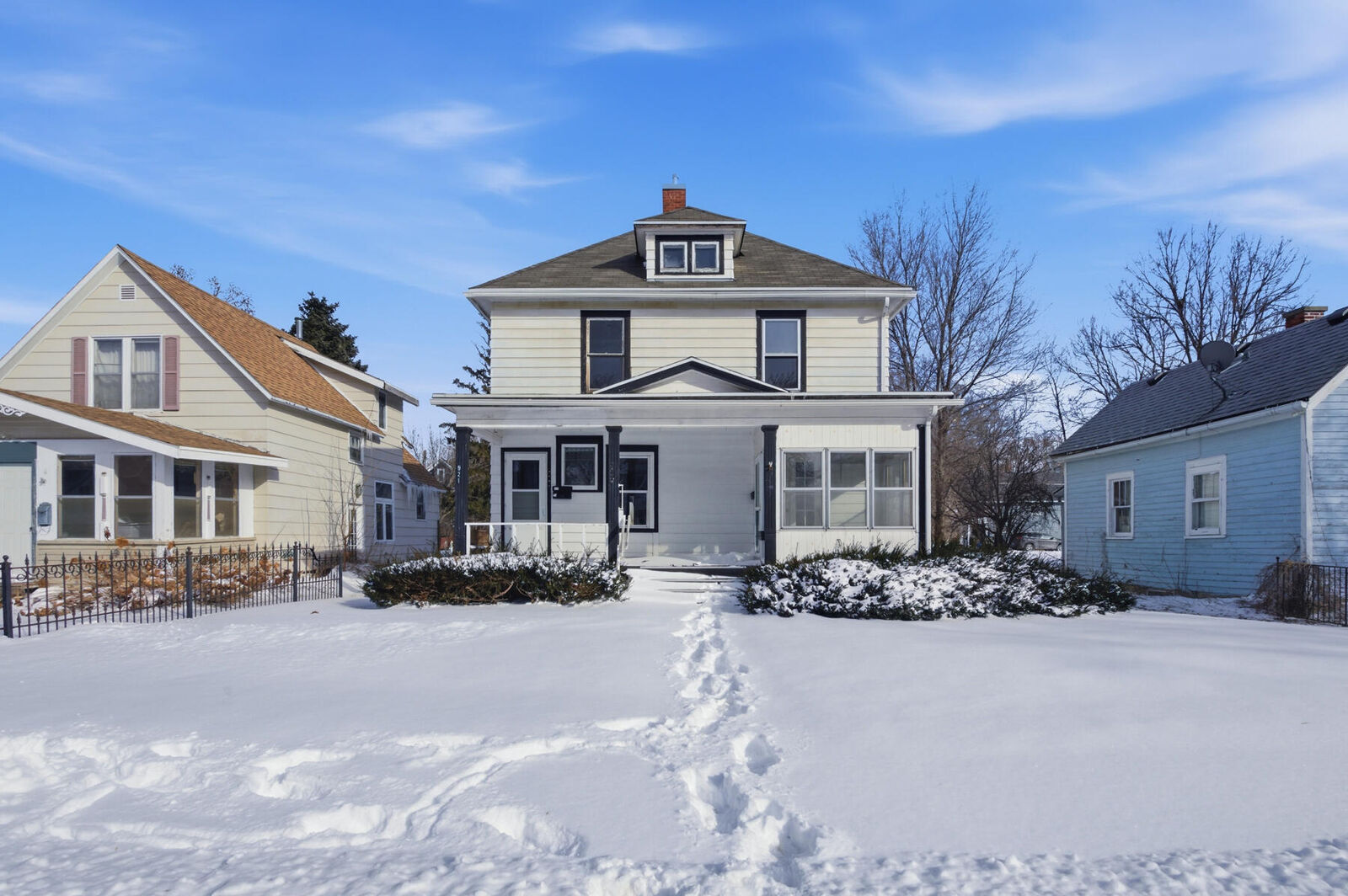 Property Photo:  