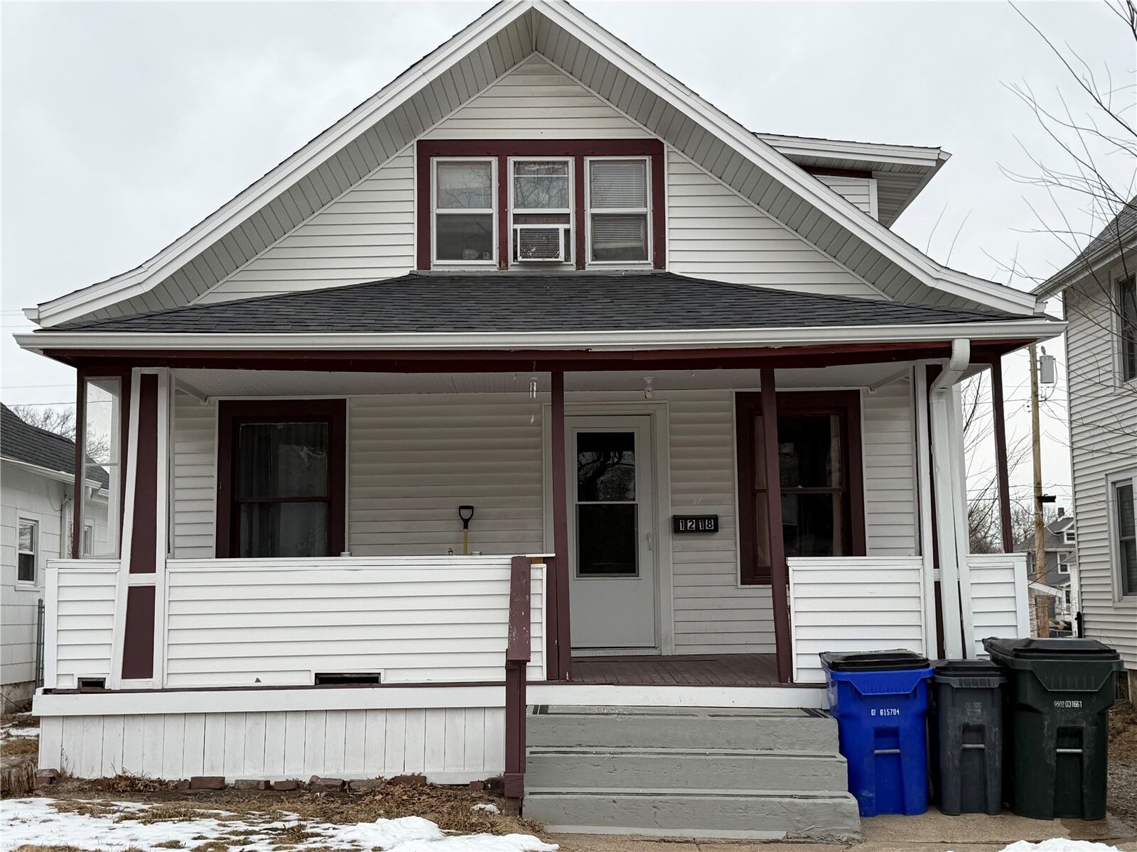 Property Photo: 1218 B Avenue NW IA 52405