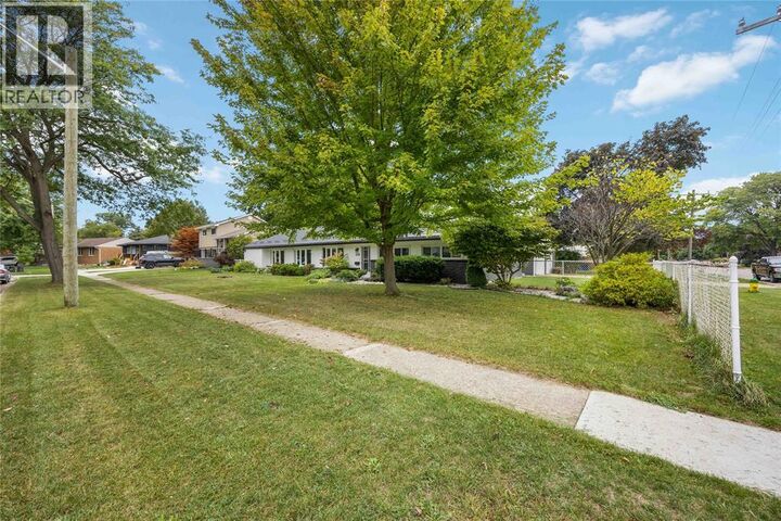 Property Photo:  910 Charlesworth Drive  ON N7V 2S2 