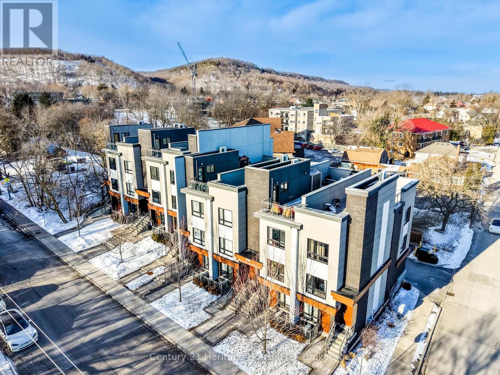 Property Photo:  39 Robinson Street North 8  ON L3M 3C9 