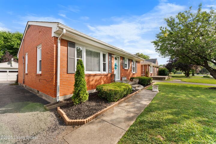 Property Photo:  1806 Lincoln Ave  KY 40213 