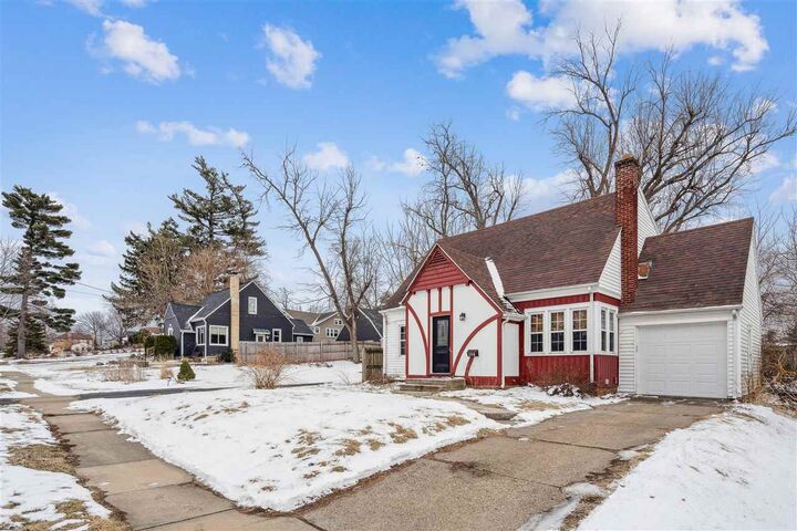 Property Photo:  198 Forest Dr SE  IA 52403 