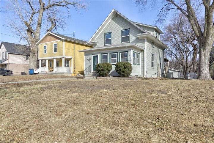 Property Photo:  2327 E 9th Street  IA 50316 