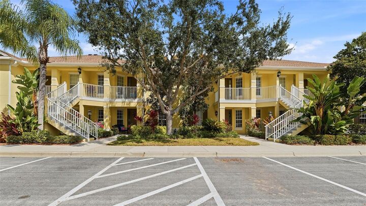 Property Photo: 5605 Key West Place 5605 B-01 FL 34203