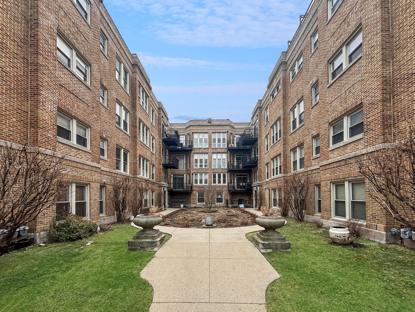 Property Photo: 1635 W Pratt Boulevard 3S IL 60626